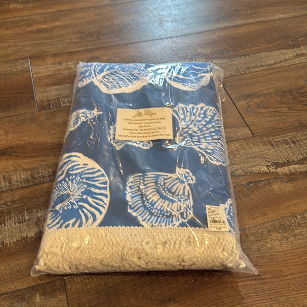NWT LILLY PULITZER Oversized Beach Blanket Barton Blue. Never out of bag.